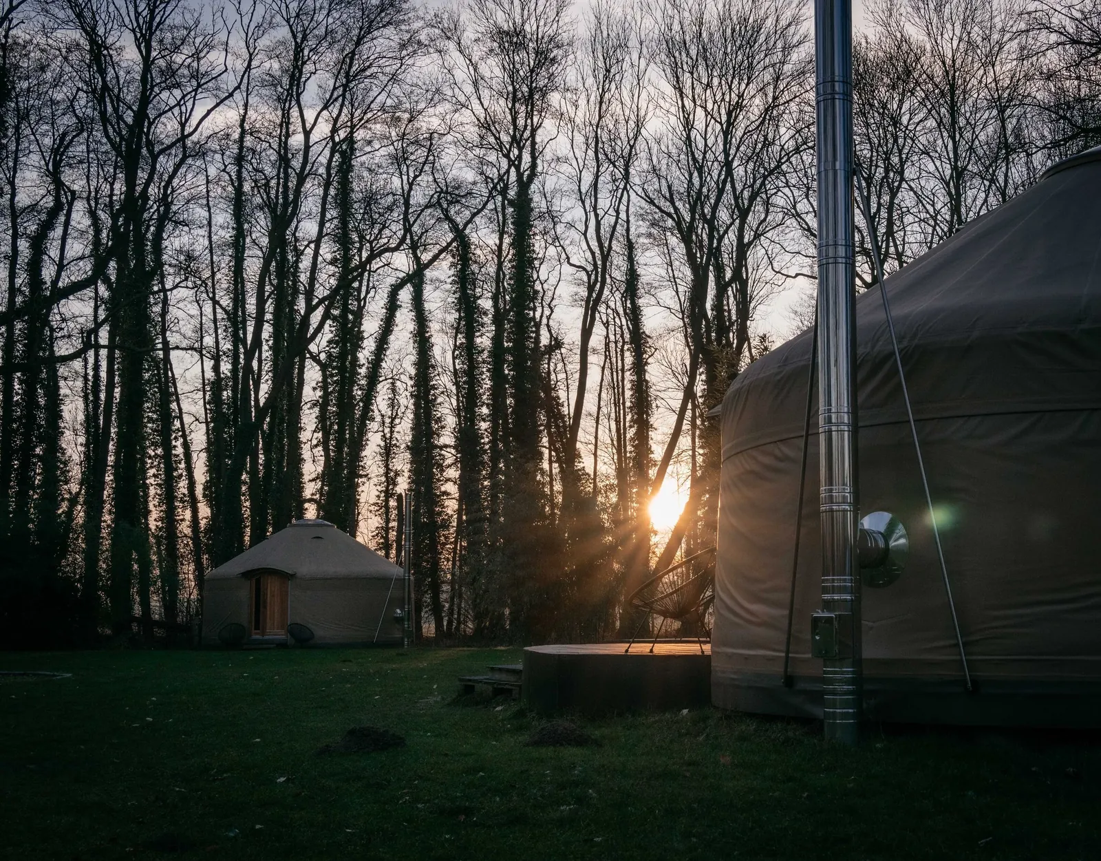 Tipis im Abendlicht im Astræa Eco Resort