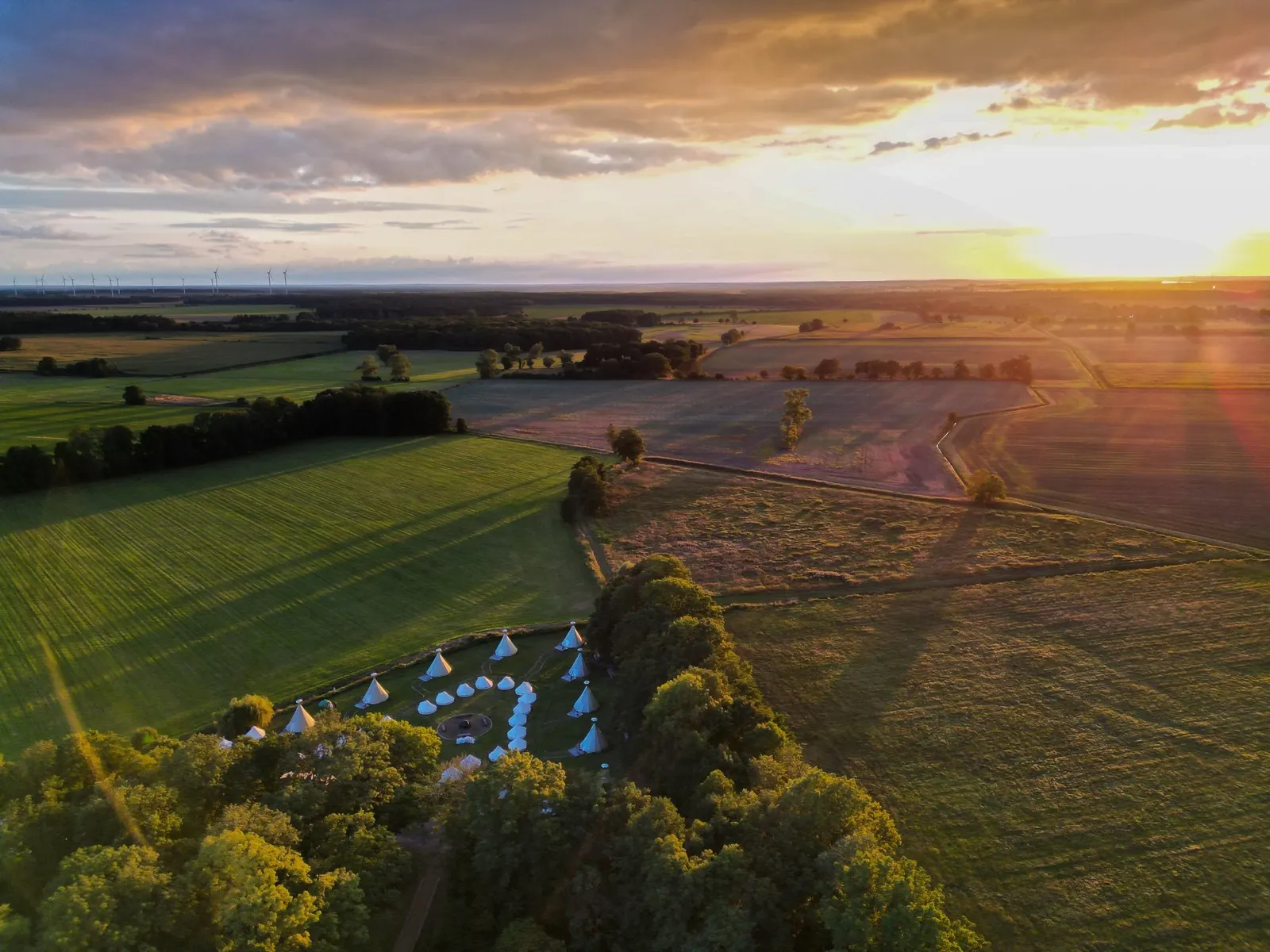 Luftaufnahme des Astræa Eco Resorts bei Sonnenuntergang