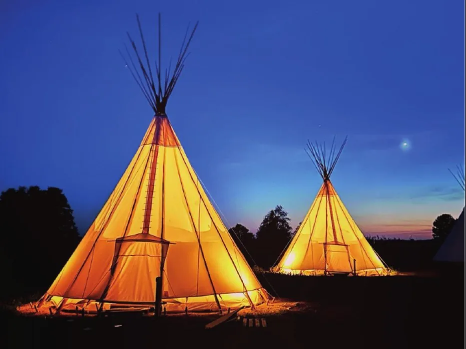 Beleuchtete Tipis auf dem Gelände des Astræa Eco Resorts