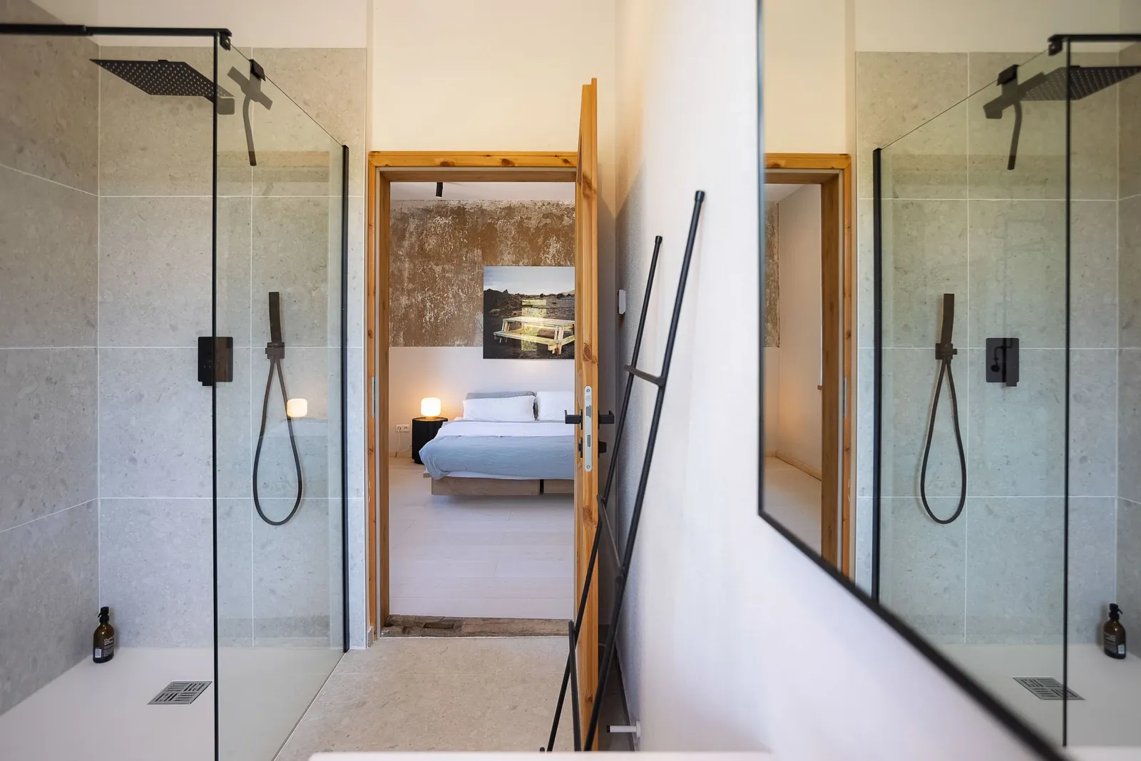 Bad und Schlafzimmer im Astræa Eco Resort